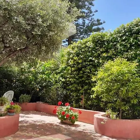 Avec Jardin Apartment *